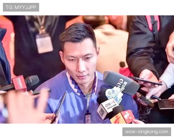 易建联出门就是反差，穿得像大爷随便一站，后面车队像整条街被买下